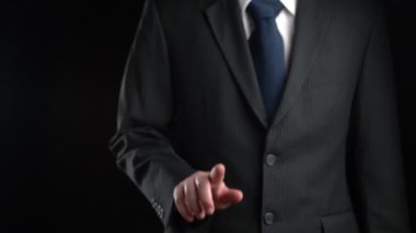 İşadamı siber güvenlik yönetimi imalı teknolojisinin hologramını gösteriyor. Sanal artırılmış gerçeklik, geleceksel HUD oluşturmak için 3 boyutlu görüntüleme ve animasyon ile oluşturulmuştur. .