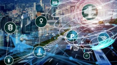 Yeni şehir yolunda gelecek araba trafiği için akıllı ulaşım teknolojisi kavramı. Sanal akıllı sistem, şehir sokaklarındaki araç verilerini birbirine bağlamak için dijital bilgi analizi yapıyor .