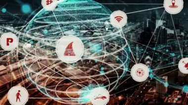 Yeni şehir yolunda gelecek araba trafiği için akıllı ulaşım teknolojisi kavramı. Sanal akıllı sistem, şehir sokaklarındaki araç verilerini birbirine bağlamak için dijital bilgi analizi yapıyor .