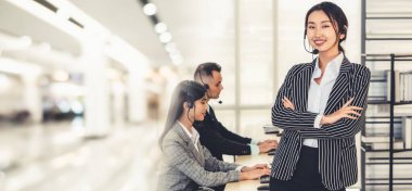 Ofiste çalışan kulaklık takan işadamları uzak müşteri ya da meslektaşlarını desteklemek için çalışıyorlar. Çağrı merkezi, tele pazarlama, müşteri destek acentesi geniş görünümde hizmet sunar .