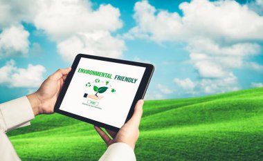 Çevre tasarrufu ve ESG iş konsepti için yeşil iş dönüşümü. İşadamı, çevre dostu yönetime ve alternatif temiz enerji kullanımına yönelik kurumsal bir hedef belirlemek için tablet kullanıyor.