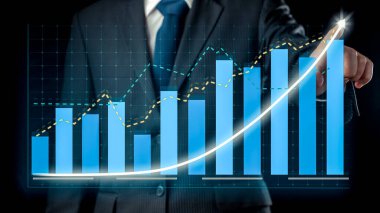 İşadamı, ticari kar artışının gelecekteki hedefe arttığını gösteren imalı bir tablo çizdi. Şirket işlerinin yükselmesi için mükemmel bir mali durum. Finans ve para teknolojisi .