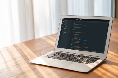 Model uygulama ve program kodlaması için bilgisayar ekranında yazılım geliştirme programlama