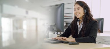 Ofiste çalışan kulaklık takan işadamları uzak müşteri ya da meslektaşlarını desteklemek için çalışıyorlar. Çağrı merkezi, tele pazarlama, müşteri destek acentesi geniş görünümde hizmet sunar .