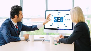 Model e-ticaret için SEO arama motoru optimizasyonu ve bilgisayar ekranında gösterilen çevrimiçi perakende işi
