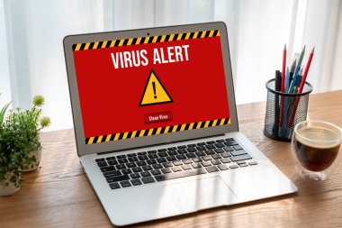 Bilgisayar ekranındaki virüs uyarısı mobil siber tehdit, hacker, bilgisayar virüsü ve kötü amaçlı yazılım tespit edildi