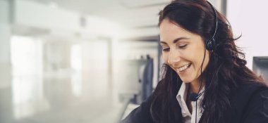 Ofiste çalışan kulaklık takan işadamları uzak müşteri ya da meslektaşlarını desteklemek için çalışıyorlar. Çağrı merkezi, tele pazarlama, müşteri destek acentesi geniş görünümde hizmet sunar .