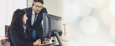 Ofiste çalışan kulaklık takan işadamları uzak müşteri ya da meslektaşlarını desteklemek için çalışıyorlar. Çağrı merkezi, tele pazarlama, müşteri destek acentesi geniş görünümde hizmet sunar .