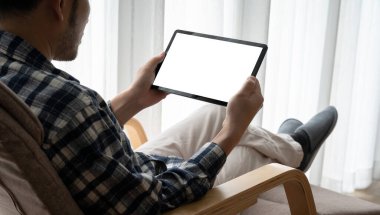 Tasarımınız için mod bilgisayardaki beyaz boş ekran monitör ekranında maket yapın