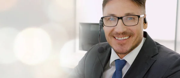 Zakenmensen Met Een Headset Die Kantoor Werken Klanten Collega Afstand — Stockfoto