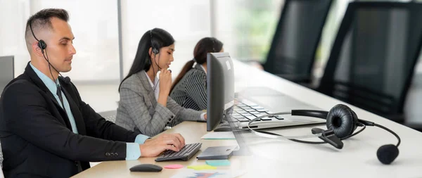 Geschäftsleute Mit Headset Arbeiten Büro Entfernte Kunden Oder Kollegen Unterstützen — Stockfoto