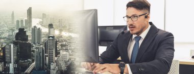 Ofiste çalışan kulaklık takan işadamları uzak müşteri ya da meslektaşlarını desteklemek için çalışıyorlar. Çağrı merkezi, tele pazarlama, müşteri destek acentesi geniş görünümde hizmet sunar .