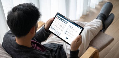 İnternet sitesindeki modish regrition için çevrimiçi aplikasyon rezervasyon takvimi