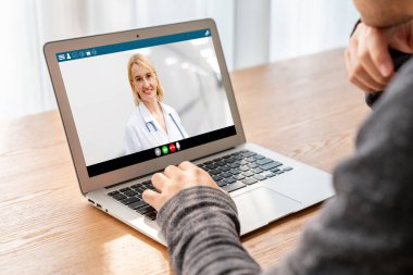 Hasta ile sanal görüşme için mod teletıp yazılım uygulaması tarafından çevrimiçi doktor görüntüsü çağrısı