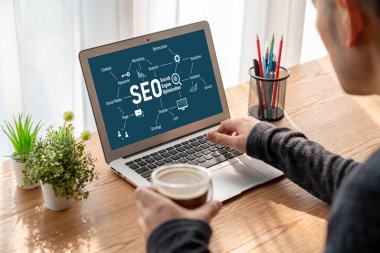 Model e-ticaret için SEO arama motoru optimizasyonu ve bilgisayar ekranında gösterilen çevrimiçi perakende işi
