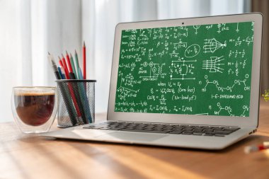 Bilgisayar ekranında bilim ve eğitim kavramını gösteren matematiksel denklemler ve modem formülü