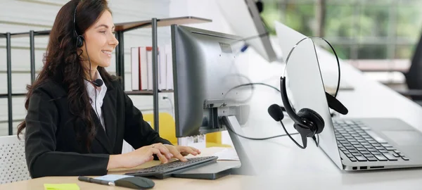 Zakenmensen Met Een Headset Die Kantoor Werken Klanten Collega Afstand — Stockfoto