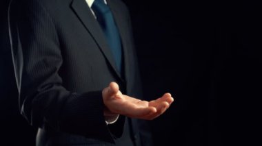 İş adamı, bulut hesaplama ağı imalı teknolojisinin hologramını gösterdi. Sanal artırılmış gerçeklik, geleceksel HUD oluşturmak için 3 boyutlu görüntüleme ve animasyon ile oluşturulmuştur. .