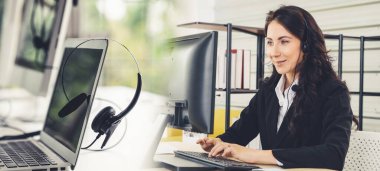 Ofiste çalışan kulaklık takan işadamları uzak müşteri ya da meslektaşlarını desteklemek için çalışıyorlar. Çağrı merkezi, tele pazarlama, müşteri destek acentesi geniş görünümde hizmet sunar .