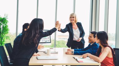 Dahiyane bir bilgisayar yazılımı tarafından yapılan iş verisi analizi. Yatırım uygulaması görüntüleme iş satışları ve kar bilgisayar ekranında ve pazarlama planlama kararı tavsiye .