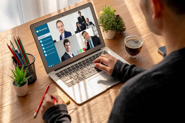 Деловые люди на видеоконференции для модных виртуальных групповых встреч сотрудников бизнес-офиса