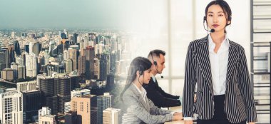 Ofiste çalışan kulaklık takan işadamları uzak müşteri ya da meslektaşlarını desteklemek için çalışıyorlar. Çağrı merkezi, tele pazarlama, müşteri destek acentesi geniş görünümde hizmet sunar .