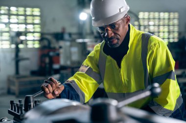 Fabrika işçisi ya da mühendis usta imalat atölyesinde makine işi yapıyor. Endüstriyel insanlar ve üretim konsepti .