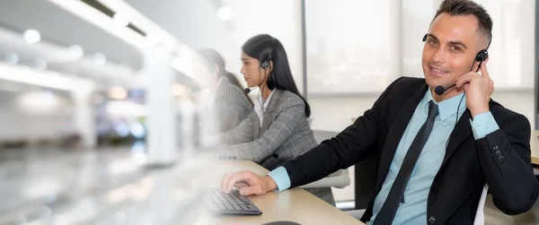 Pessoas Negócios Usando Headset Trabalhando Escritório Para Apoiar Cliente Remoto — Fotografia de Stock