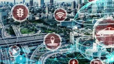 Yeni şehir yolunda gelecek araba trafiği için akıllı ulaşım teknolojisi kavramı. Sanal akıllı sistem, şehir sokaklarındaki araç verilerini birbirine bağlamak için dijital bilgi analizi yapıyor .