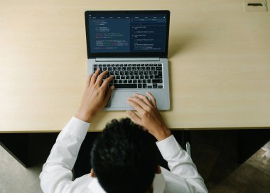 Model uygulama ve program kodlaması için bilgisayar ekranında yazılım geliştirme programlama