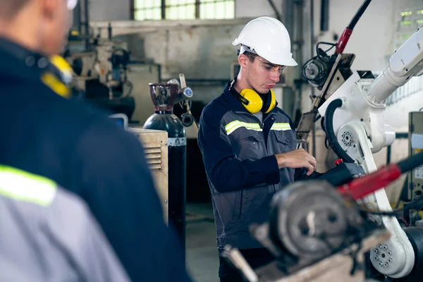 Fabrika Işçileri Bir Atölyede Uzman Robot Kolla Çalışıyorlar Otomatik Üretim — Stok fotoğraf