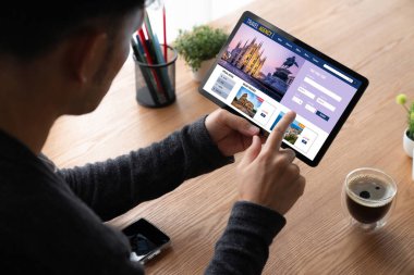 Model arama ve seyahat planlama için internet sitesi uçuş, otel ve tur rezervasyonları için anlaşma ve paket sunuyor