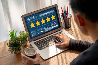 Pazarlama stratejisi planlaması için modem yazılım bilgisayarında müşteri memnuniyeti ve değerlendirme analizi