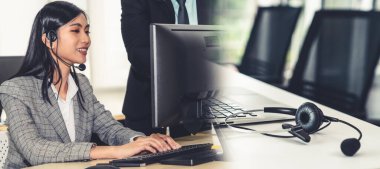 Ofiste çalışan kulaklık takan işadamları uzak müşteri ya da meslektaşlarını desteklemek için çalışıyorlar. Çağrı merkezi, tele pazarlama, müşteri destek acentesi geniş görünümde hizmet sunar .