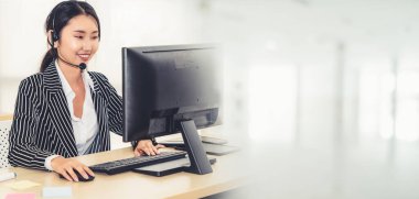 Ofiste çalışan kulaklık takan işadamları uzak müşteri ya da meslektaşlarını desteklemek için çalışıyorlar. Çağrı merkezi, tele pazarlama, müşteri destek acentesi geniş görünümde hizmet sunar .