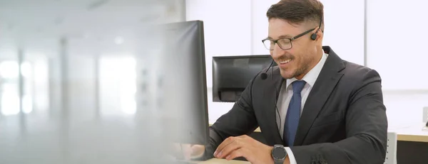 Gente Negocios Que Usa Auriculares Trabajando Oficina Para Apoyar Clientes —  Fotos de Stock