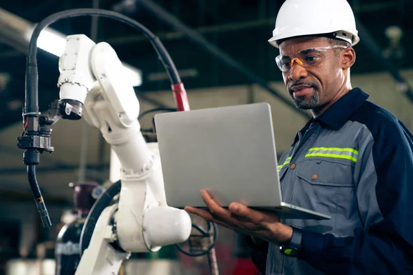 Ouvrier Usine Afro Américain Travaillant Avec Bras Robotisé Compétent Dans — Photo