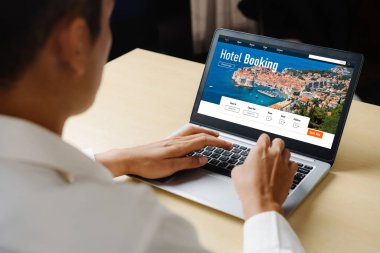Çevrimiçi otel konaklama rezervasyon sitesi mod rezervasyon sistemi sağlar. Seyahat teknolojisi kavramı .