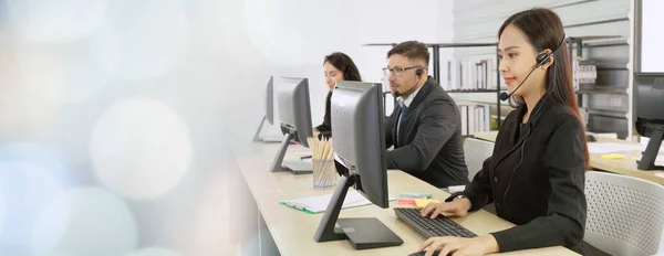 Zakenmensen Met Een Headset Die Kantoor Werken Klanten Collega Afstand — Stockfoto