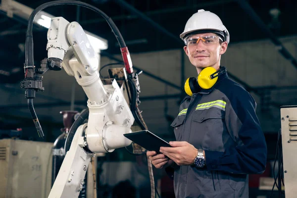 Jeune Ouvrier Usine Travaillant Avec Bras Robotisé Compétent Dans Atelier — Photo