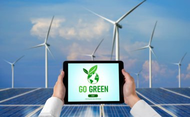 Çevre tasarrufu ve ESG iş konsepti için yeşil iş dönüşümü. İşadamı, çevre dostu yönetime ve alternatif temiz enerji kullanımına yönelik kurumsal bir hedef belirlemek için tablet kullanıyor.