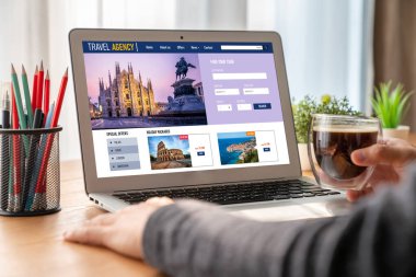 Model arama ve seyahat planlama için internet sitesi uçuş, otel ve tur rezervasyonları için anlaşma ve paket sunuyor