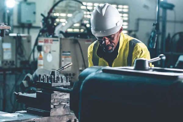 Работник Завода Инженер Выполняют Машинную Работу Искусном Производственном Цехе Промышленные — стоковое фото
