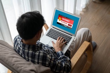 Bilgisayar ekranındaki virüs uyarısı mobil siber tehdit, hacker, bilgisayar virüsü ve kötü amaçlı yazılım tespit edildi