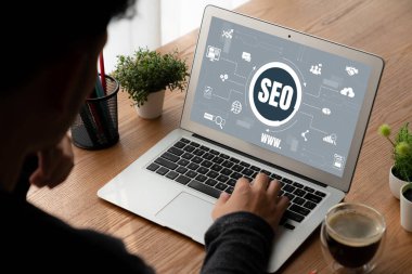 Model e-ticaret için SEO arama motoru optimizasyonu ve bilgisayar ekranında gösterilen çevrimiçi perakende işi