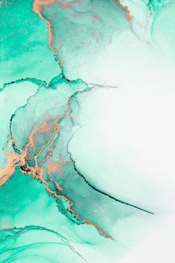 Kağıt üzerinde mermer sıvı mürekkep resminin yeşil altın soyut arka planı. Yüksek kaliteli kağıt dokusu üzerine orijinal suluboya alkol mürekkebi resmi .