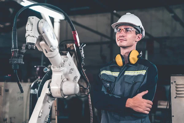 Giovane Operaio Fabbrica Che Lavora Con Abile Braccio Robotico Officina — Foto Stock