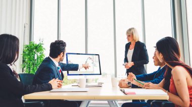 Dahiyane bilgisayar yazılımının borsa veri tablosu analizi. Yatırım uygulaması bilgisayar ekranında borsa grafiğini göster ve ticaret kararını tavsiye et .