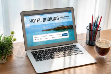 Çevrimiçi otel konaklama rezervasyon sitesi mod rezervasyon sistemi sağlar. Seyahat teknolojisi kavramı .