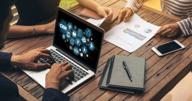 CRM işletme ve işletme için modern bilgisayarda müşteri ilişkileri yönetim sistemi